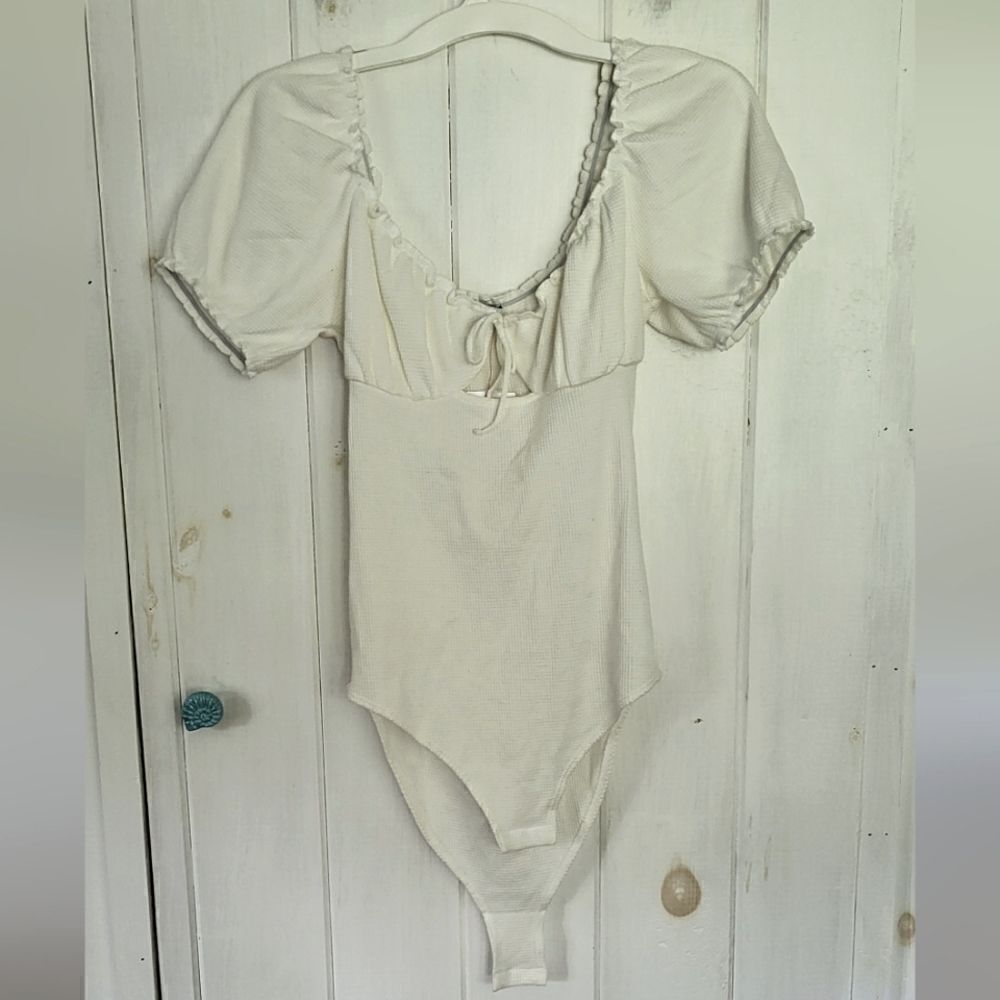 TOPSHOP White Scoop Neck Waffle Puff SS Front Cutout Bodysuit